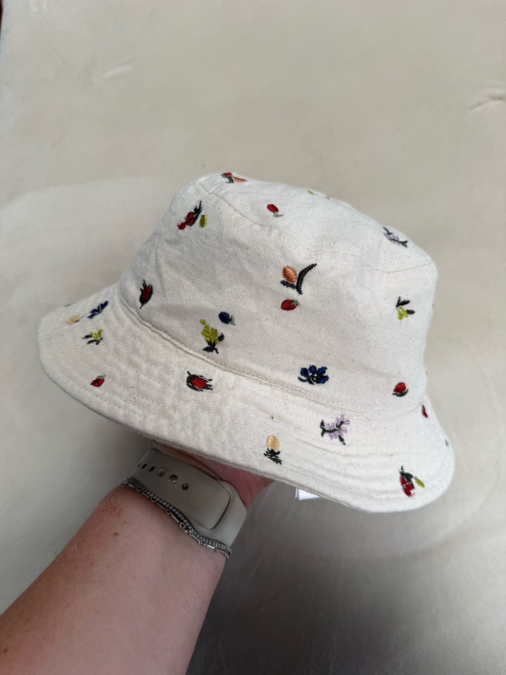 Madewell 90’s fruit embroidered bucket hat - Picture 4 of 7